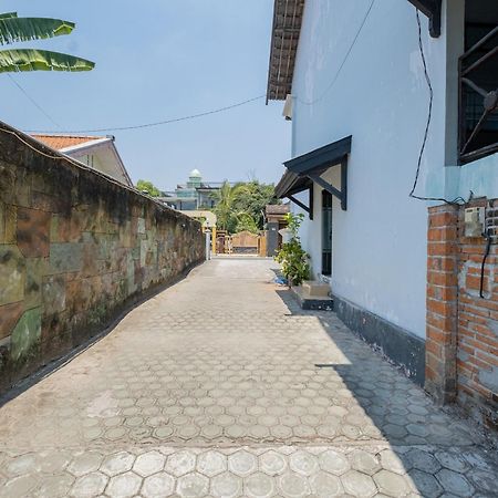 Reddoorz Syariah At Jalan Sunan Giri Tuban Tuban  Экстерьер фото