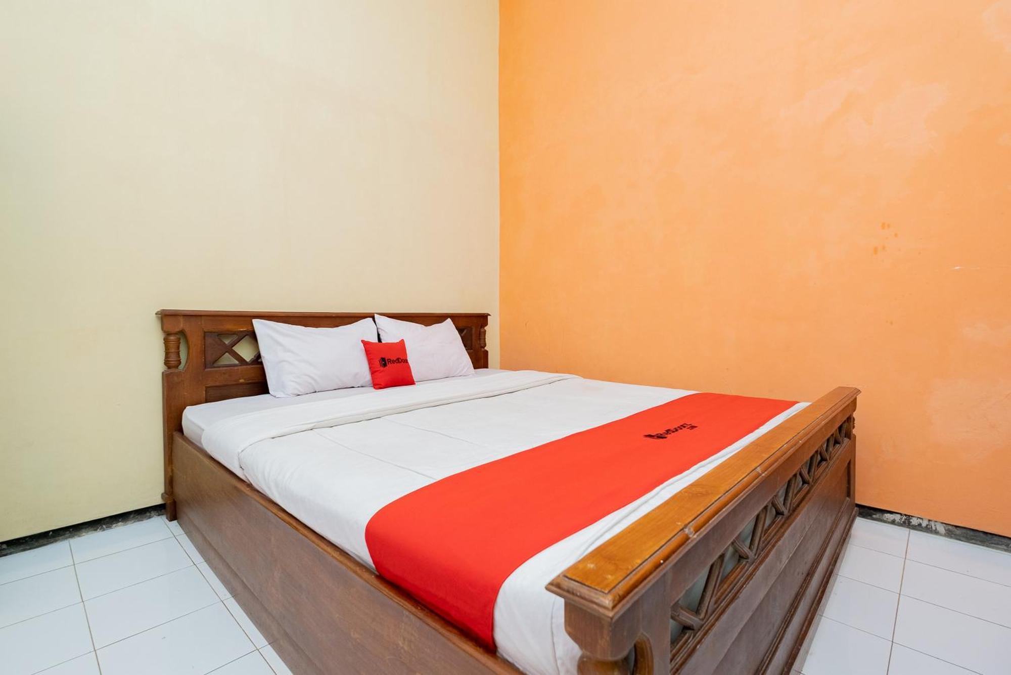 Reddoorz Syariah At Jalan Sunan Giri Tuban Tuban  Экстерьер фото