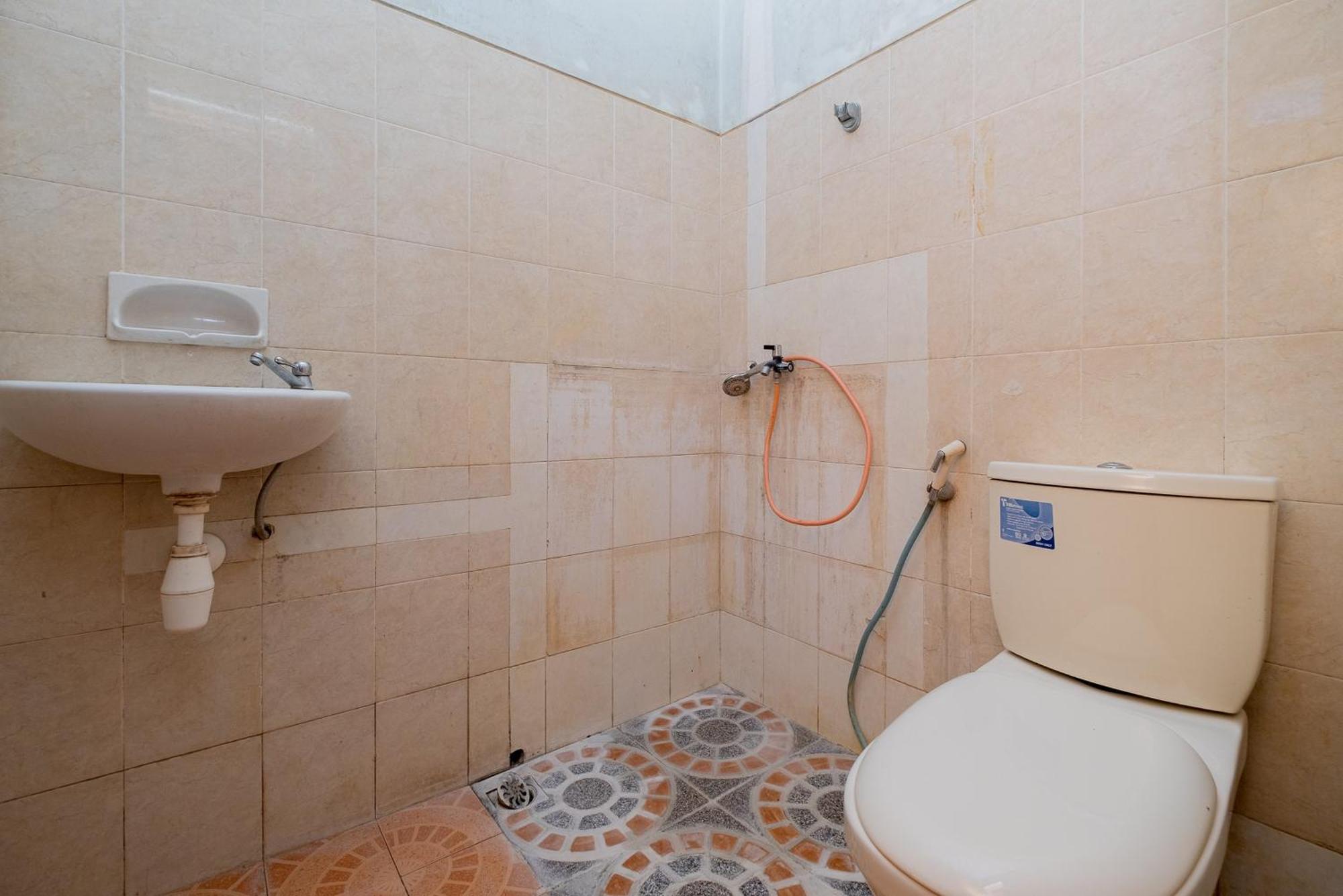 Reddoorz Syariah At Jalan Sunan Giri Tuban Tuban  Экстерьер фото
