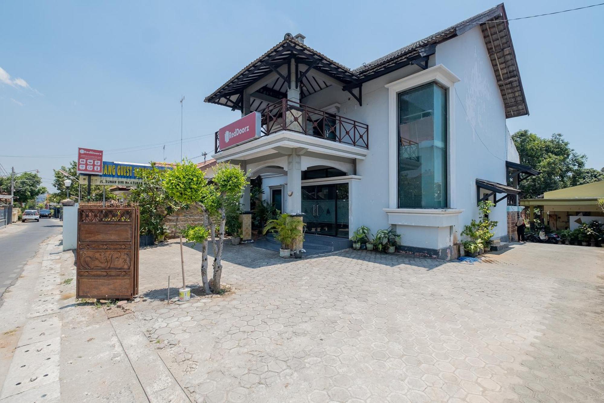 Reddoorz Syariah At Jalan Sunan Giri Tuban Tuban  Экстерьер фото