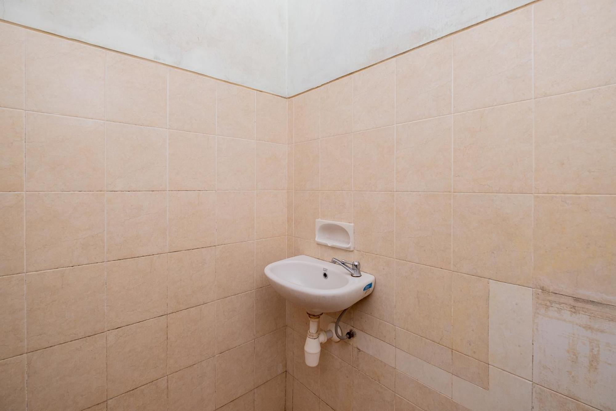 Reddoorz Syariah At Jalan Sunan Giri Tuban Tuban  Экстерьер фото